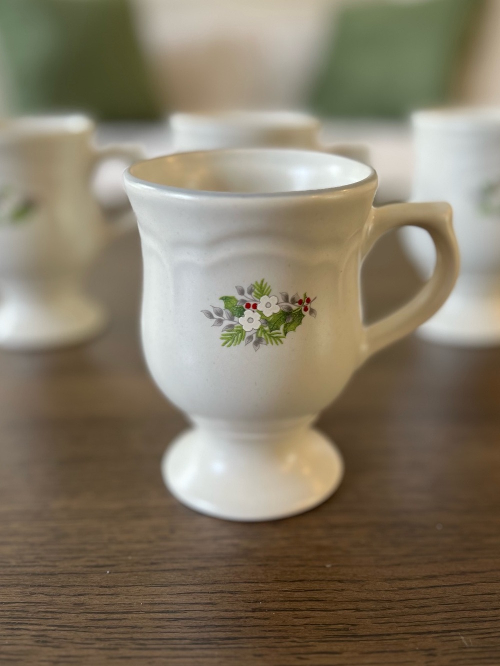 Pfaltzgraff Christmas Heirloom Pedestal Mugs Set 4 Retired Collectable Stoneware